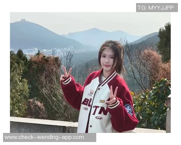 时尚运动风潮来袭足球服女图片展现青春活力与个性魅力